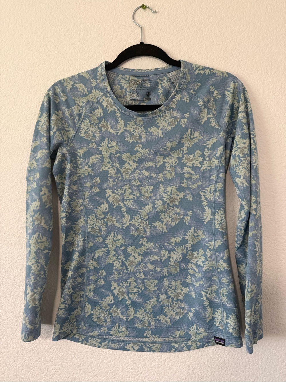 Patagonia Women's Light Blue Floral-Print Long Sleeve Crew. E1